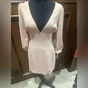 NWT SIZE S Boohoo Blush V-Neck Long Sleeve Dress